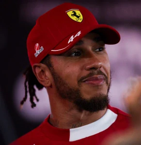 Čepice Ferrari Lewis Hamilton