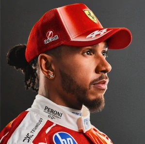 Kšiltovka Ferrari Lewis Hamilton