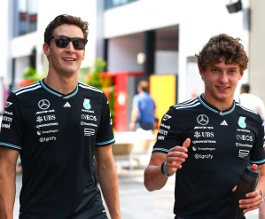 Mercedes F1 team triko